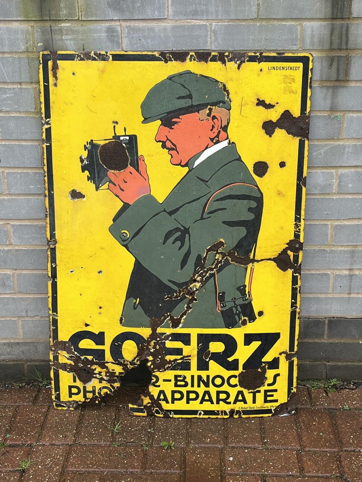 ￼Old Enamel Goerz Cameras & Binoculars Advertising Sign, Large In Size