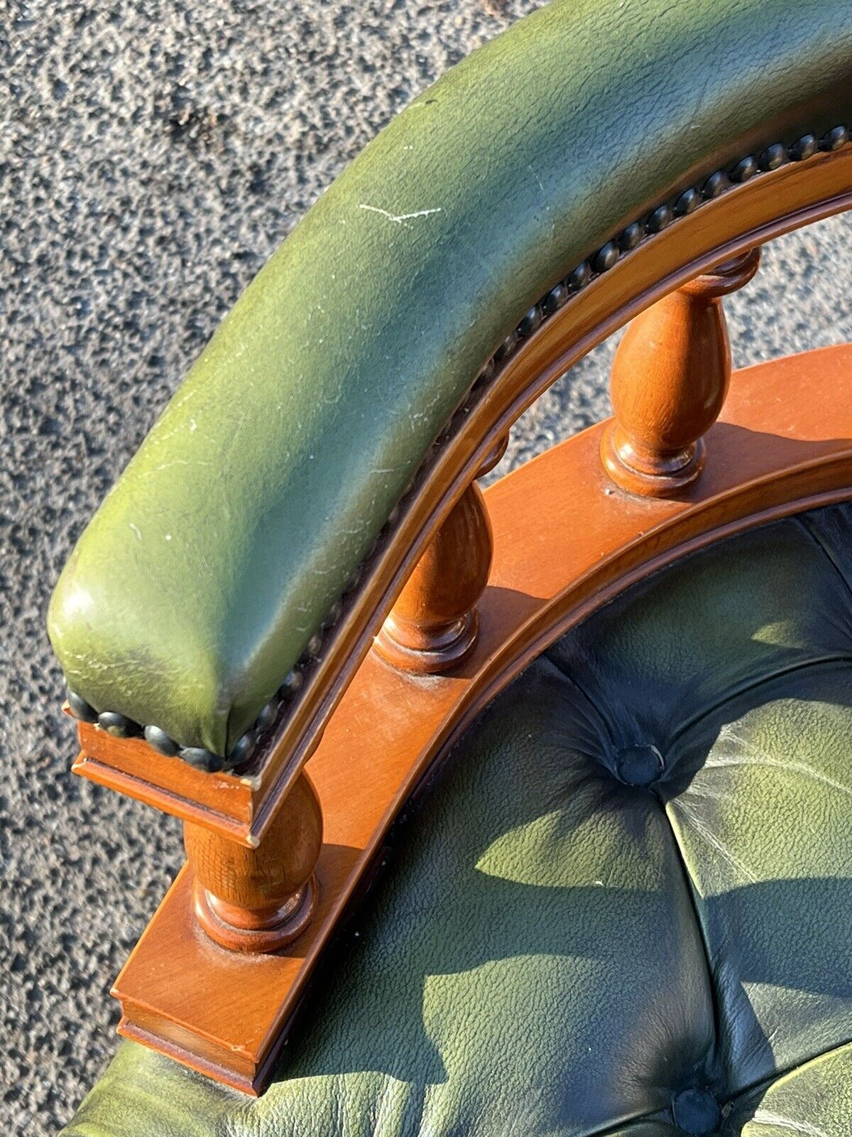 Captains Chair, Green Leather Buttoned Back  Swivel Desk Chair