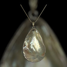 Vintage Silver Tone Mother Of Pearl Shell Inset Single Pearl Necklace