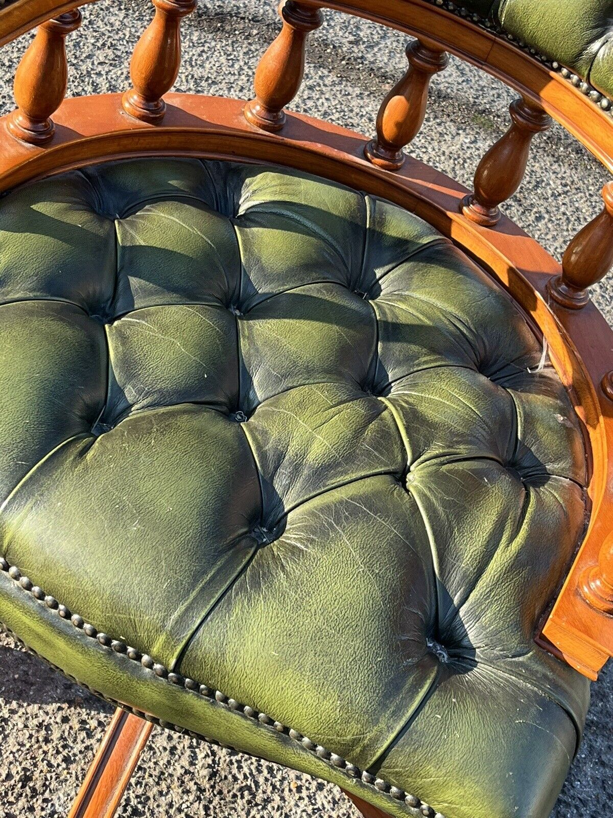 Captains Chair, Green Leather Buttoned Back  Swivel Desk Chair