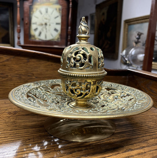 Large and Fine Quality Victorian Brass Desk Inkwell And Pen Stand.